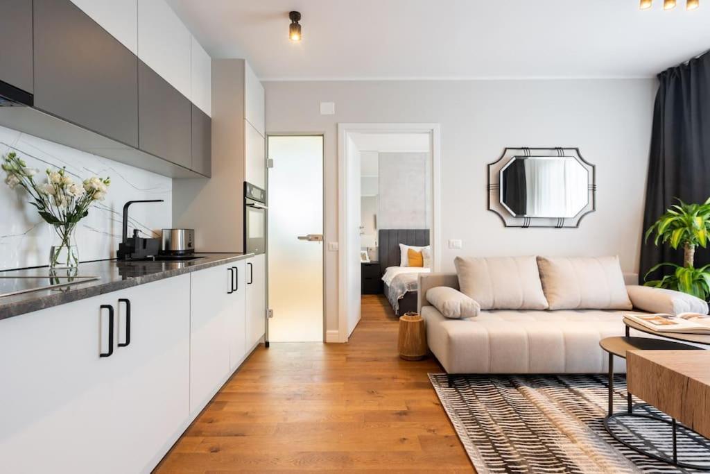 부쿠레슈티 Stunning Views 2Br Midtown Flat - Charming Balcony 아파트 외부 사진