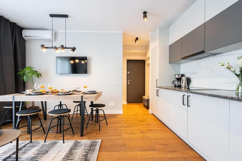 부쿠레슈티 Stunning Views 2Br Midtown Flat - Charming Balcony 아파트 외부 사진