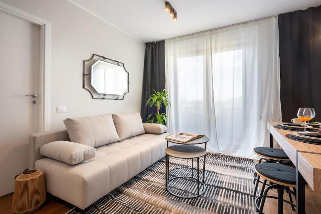 부쿠레슈티 Stunning Views 2Br Midtown Flat - Charming Balcony 아파트 외부 사진