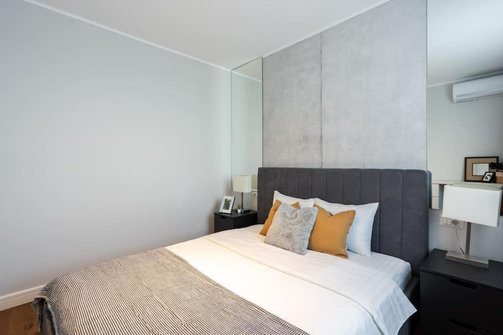부쿠레슈티 Stunning Views 2Br Midtown Flat - Charming Balcony 아파트 외부 사진