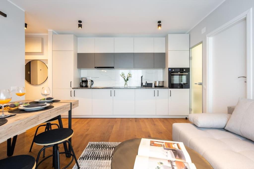 부쿠레슈티 Stunning Views 2Br Midtown Flat - Charming Balcony 아파트 외부 사진
